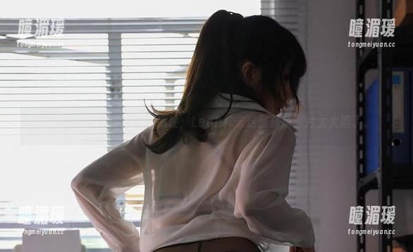 看！图库里坐着修女的磁性，Leah梓未这张最新照片太大胆了。