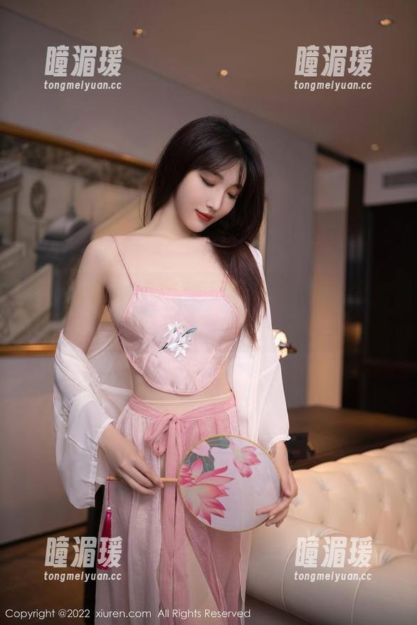 Xiuren秀人网 - 处于反派和天使之间，娜娜子呀在私房修女里游走。