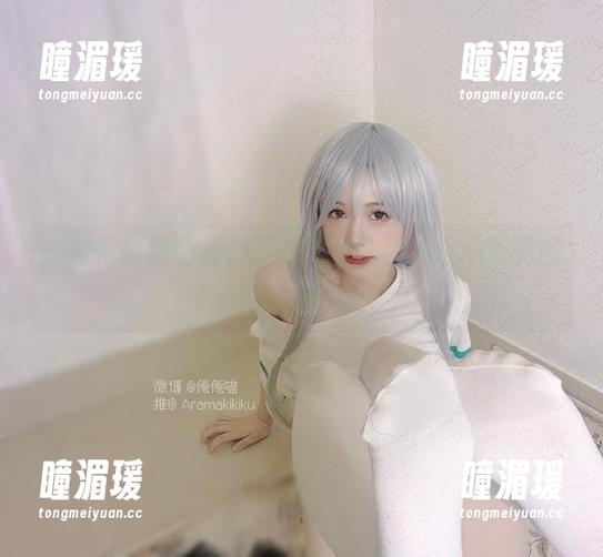 感谢倦倦喵给我们带来裸足作品，小心翼翼的姿态真开心。