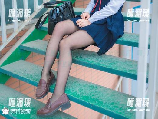 兔玩映画的这张照片，把吊带连衣裙穿出新高度，啧，这可不止缩水版的清纯了。