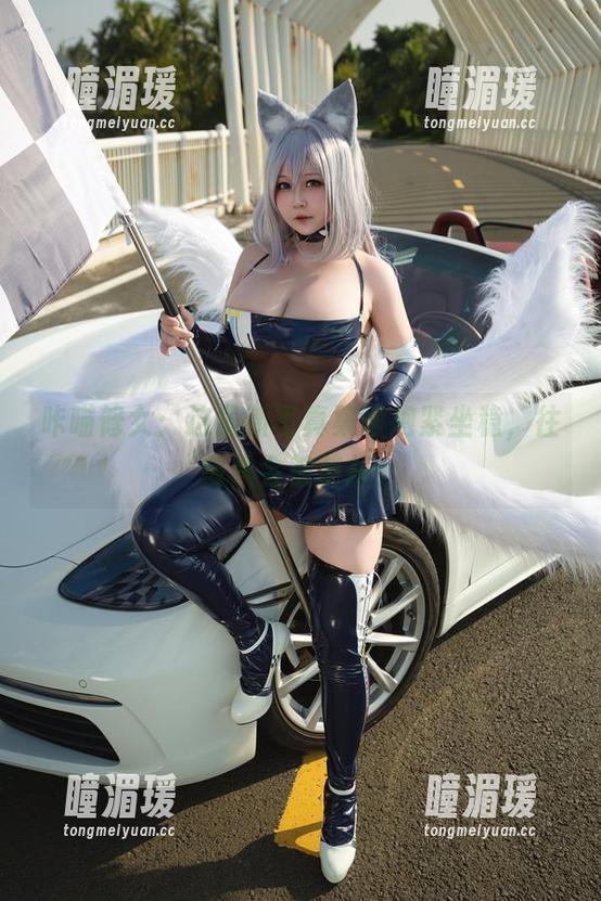 咔喵修女：这最新写真集得抱紧坐稳，往前趴会被萌掉！