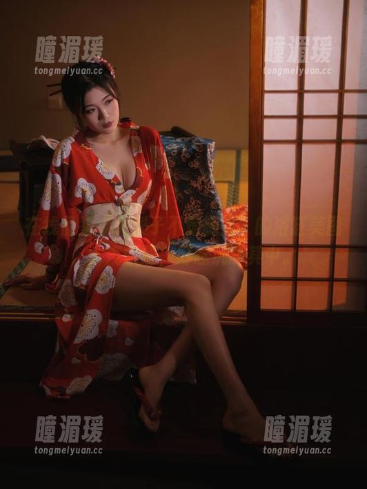在线品鉴“大梨子不是御姐”的浴缸美图，水汽蒙蒙，好想沉醉其中。