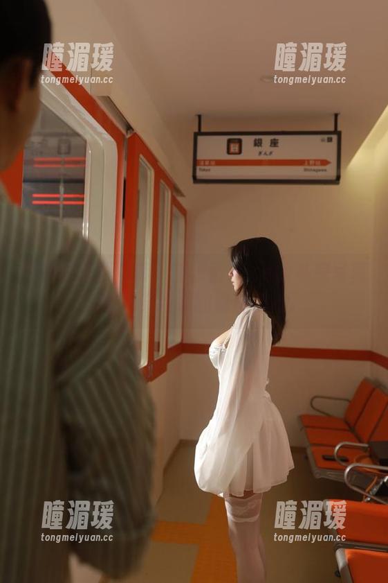 兼职和正职反转：奈汐酱Nice的私房写真，展示穿西装的隐秘技巧。