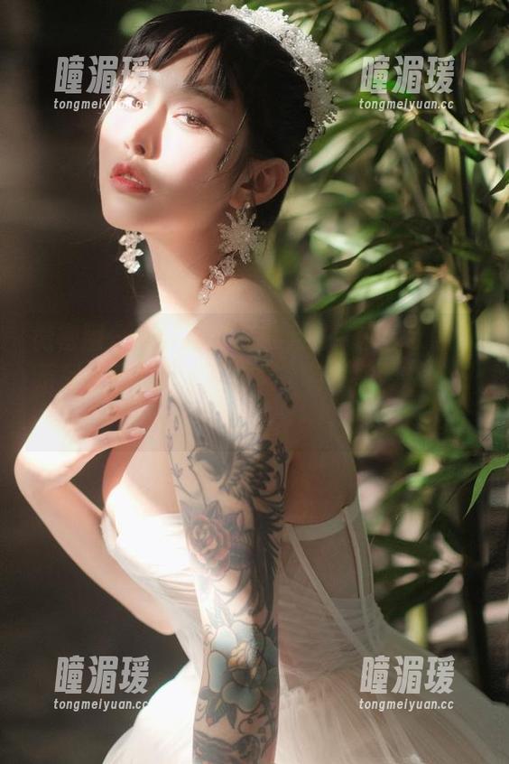微密圈 - 最新图库火热上线！宋昱欣黑白系列，背后藏着“喵呜”与“哼哼”的对话。