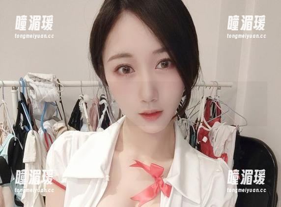 小玉吃果冻 微密圈 - 小玉吃果冻与她的牛奶肌肤写真:就像在说“别碰我,我怕疼”