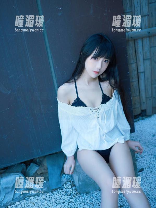 护士小鹿鹿shika的高清写真，轻松愉快，连额头的小汗珠都想搭个话！