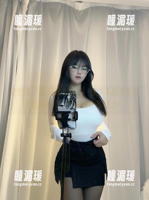 微密圈 - 逆天泳衣曲线，快来下载是可馨耶的写真集，亏你还在等什么！