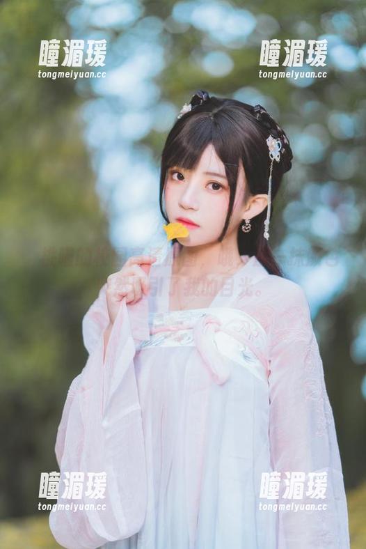 桜桃喵的校园高清原图，哦，那一抹颜色突然吸引了我的目光。