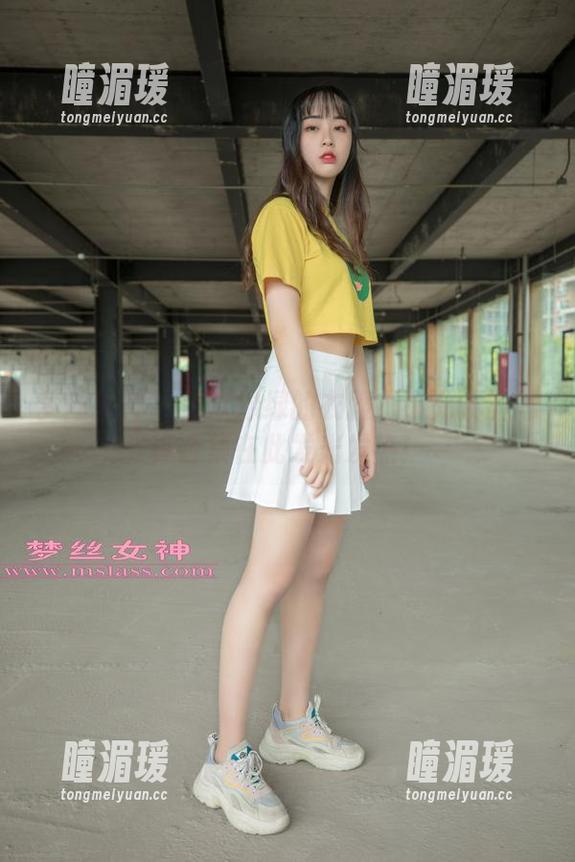 梦丝女神 - 喜欢绿绿的衣服？小允儿的写真合集在此发光发热！