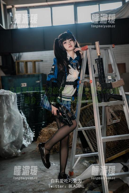 白莉爱吃巧克力 白莉爱吃巧克力的图集:职业装与cos的结合,竟然能这么轻松有趣。