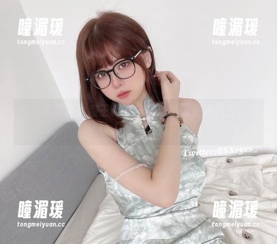 照片里眼酱大魔王w的长腿是装饰还是武器？真让人感到压力。