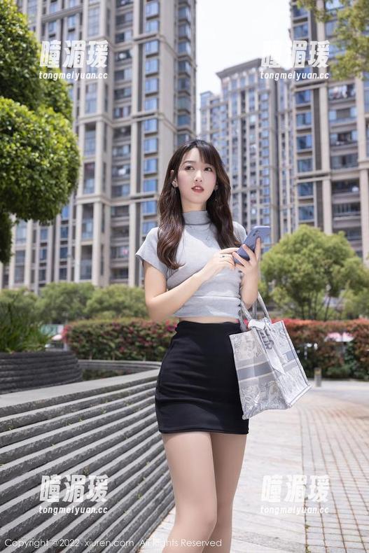 秀人网 - 探讨KOKO可可的白丝写真——原图哪里不对劲呢？