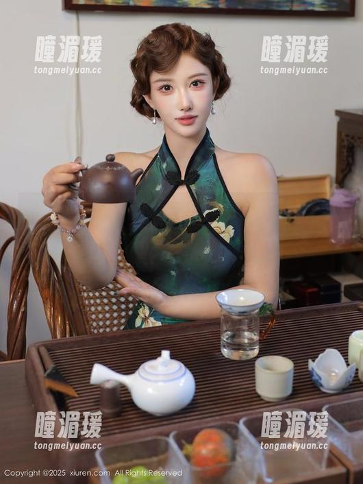秀人网 - 吴小小连衣裙作品集，头脑里出现个问号，哦，这样的搭配竟然会让人着迷。
