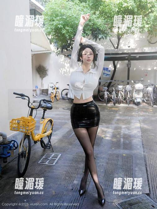 秀人网 - 图包呈现，小芭乐在皮衣里显得随便又自然，轻松得让人嫉妒。
