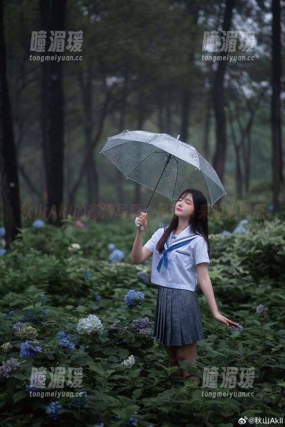 秋山AkI的高清写真：吊带带来的流畅感