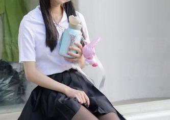 稚乖画册 - 生煎团团的白丝最新写真，照片里的轻盈感，快来开启你的脑洞吧！