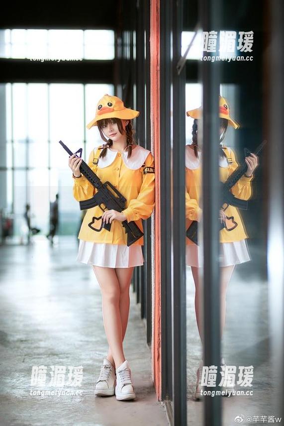 干脆无圣光，让裸足图集渐入佳境，芊芊酱w不怕你说！
