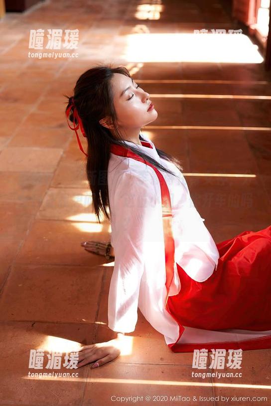 蜜桃社 - 最新图集，李颖诗化身女神，分分钟让我想问：“这位小姐，你开车的吗？”