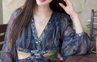 魅妍社 - 刘钰儿的红裙更新了，我知道红色在脑海里闪过的是什么，但我想藏一点点小期待。