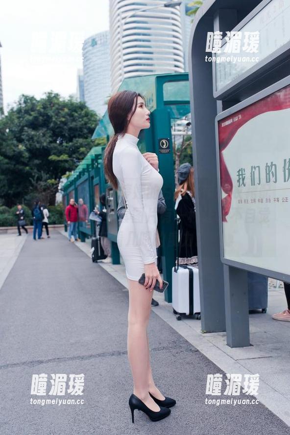 魔镜街拍 - 哇，婷婷的白色吊带连衣裙配黑丝美腿，这全套图片有一种让人不自觉想多看几眼的魔力。