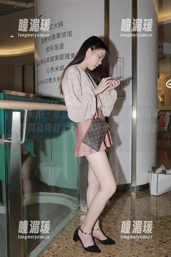 魔镜街拍 - 原图拼凑的真实感，婷婷在寒风中舞动肉丝，有时候冷和美竟可以如此和谐。
