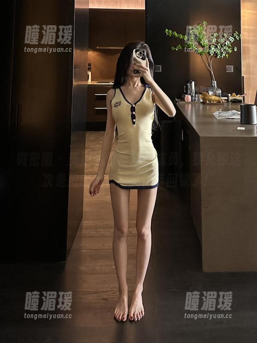 黎允熙 微密圈 - 美脚图包再添新成员,黎允熙这次是把时尚和脚尖都带回家了!